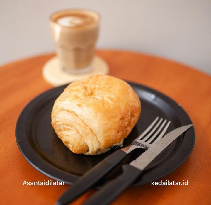 Croissant Tuna Cheese Latar