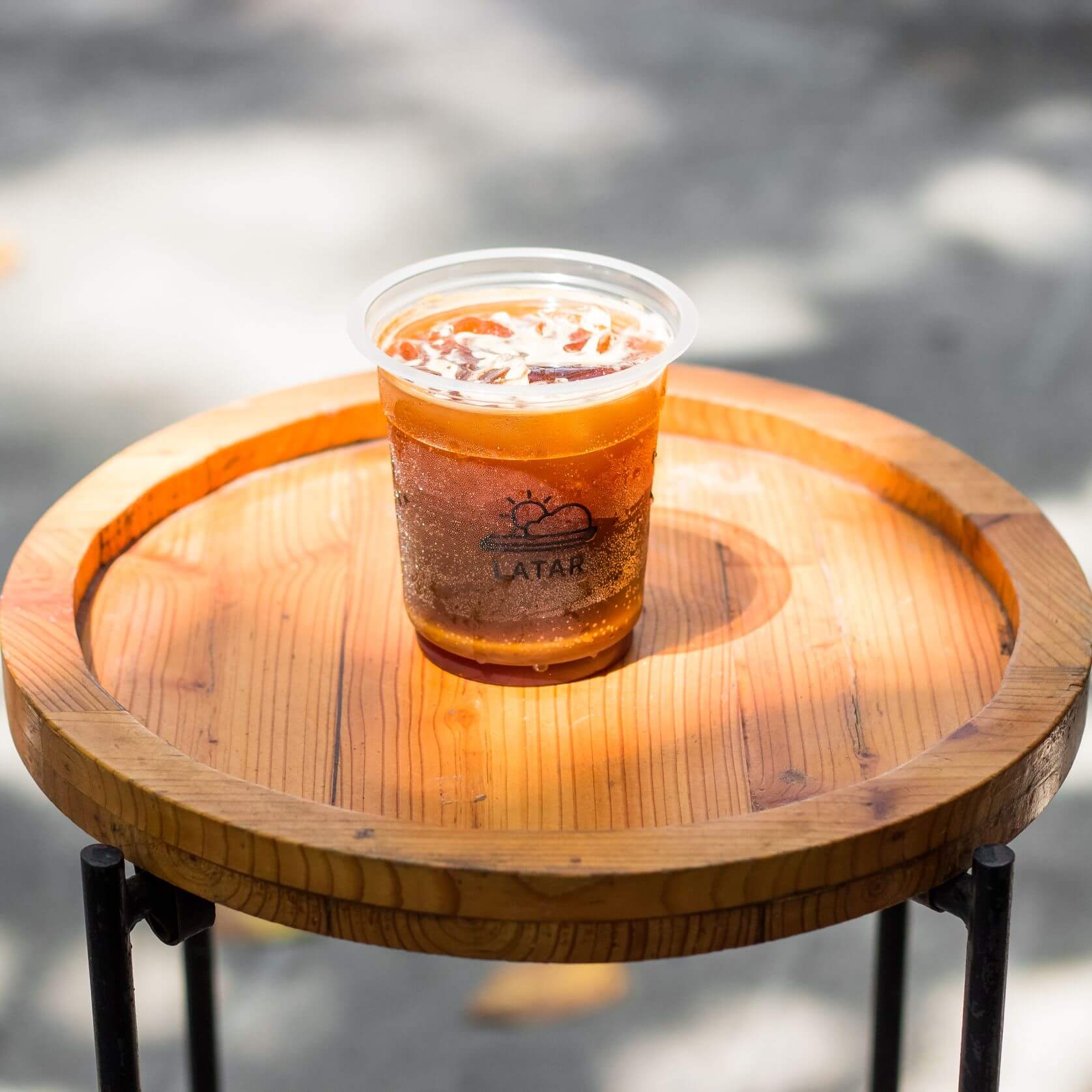 Es Kopi Jenaka Latar