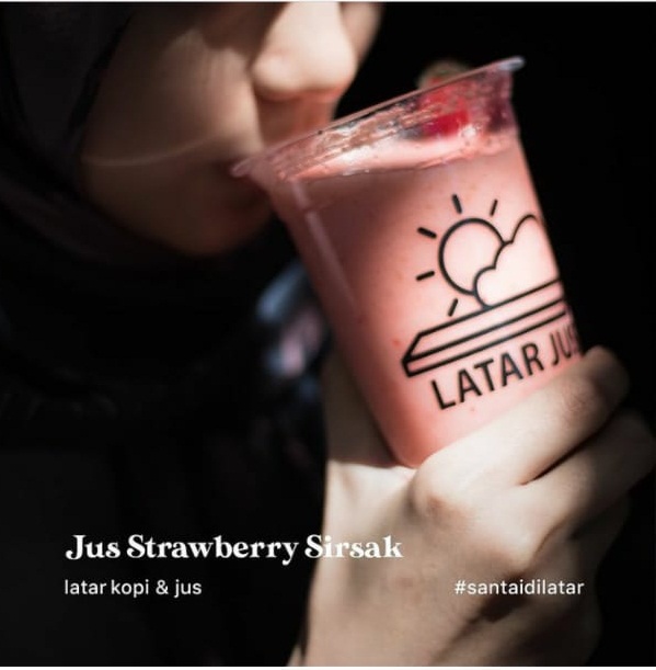 Jus Strawberry Sirsat Latar