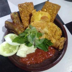 Lalapan Nasi Tempe Telor Penyet Mbak Yanti