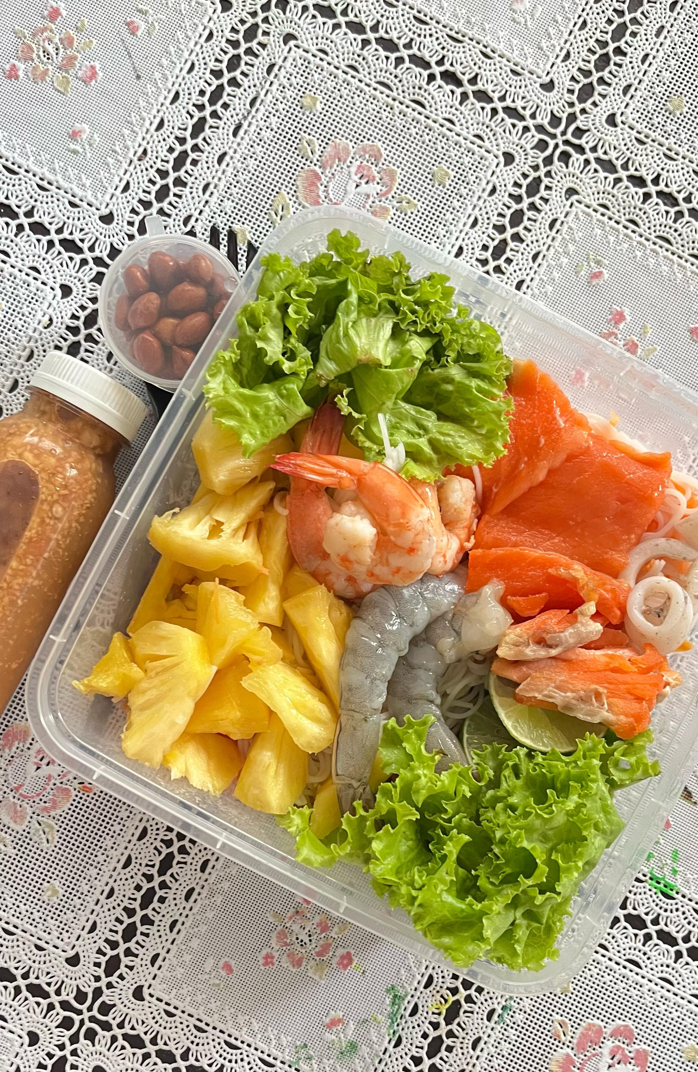 Somtam Mix Salmon (isian deksripsi)