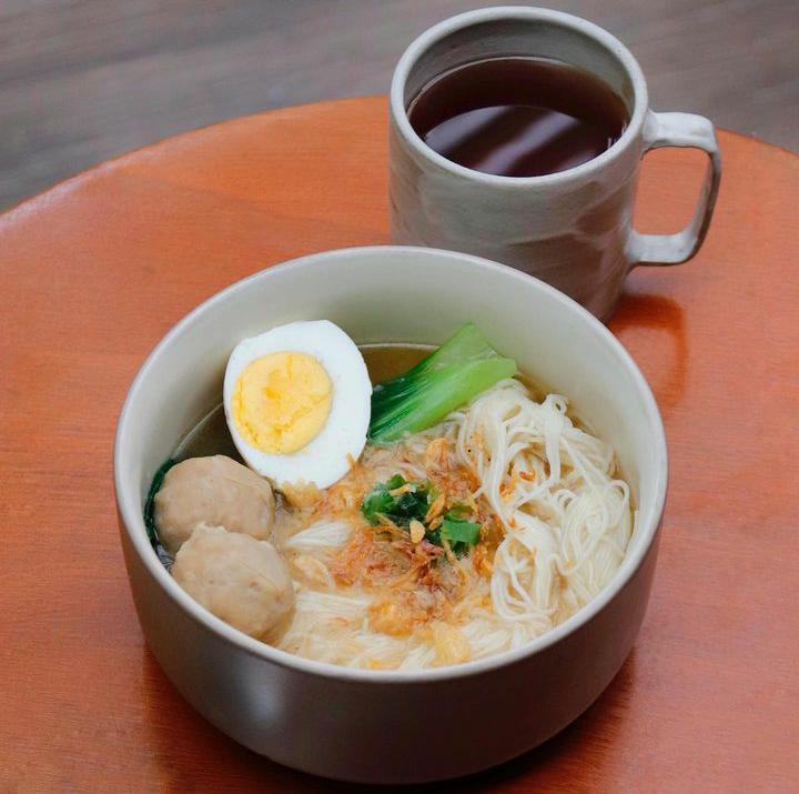 Yamie kedai Latar