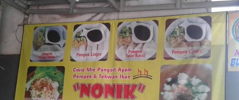 PEMPEK NONIK DAN MIE PANGSIT AYAM